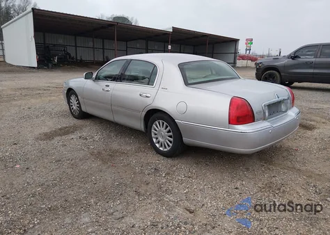 2003 Lincoln Town Car Signature z USA, uszkodzony, nr VIN 1LNHM82W33Y692358